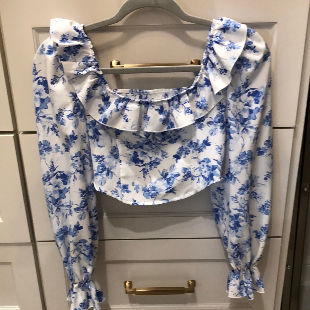 3/$15 Soft ruffled blue and white short blouse